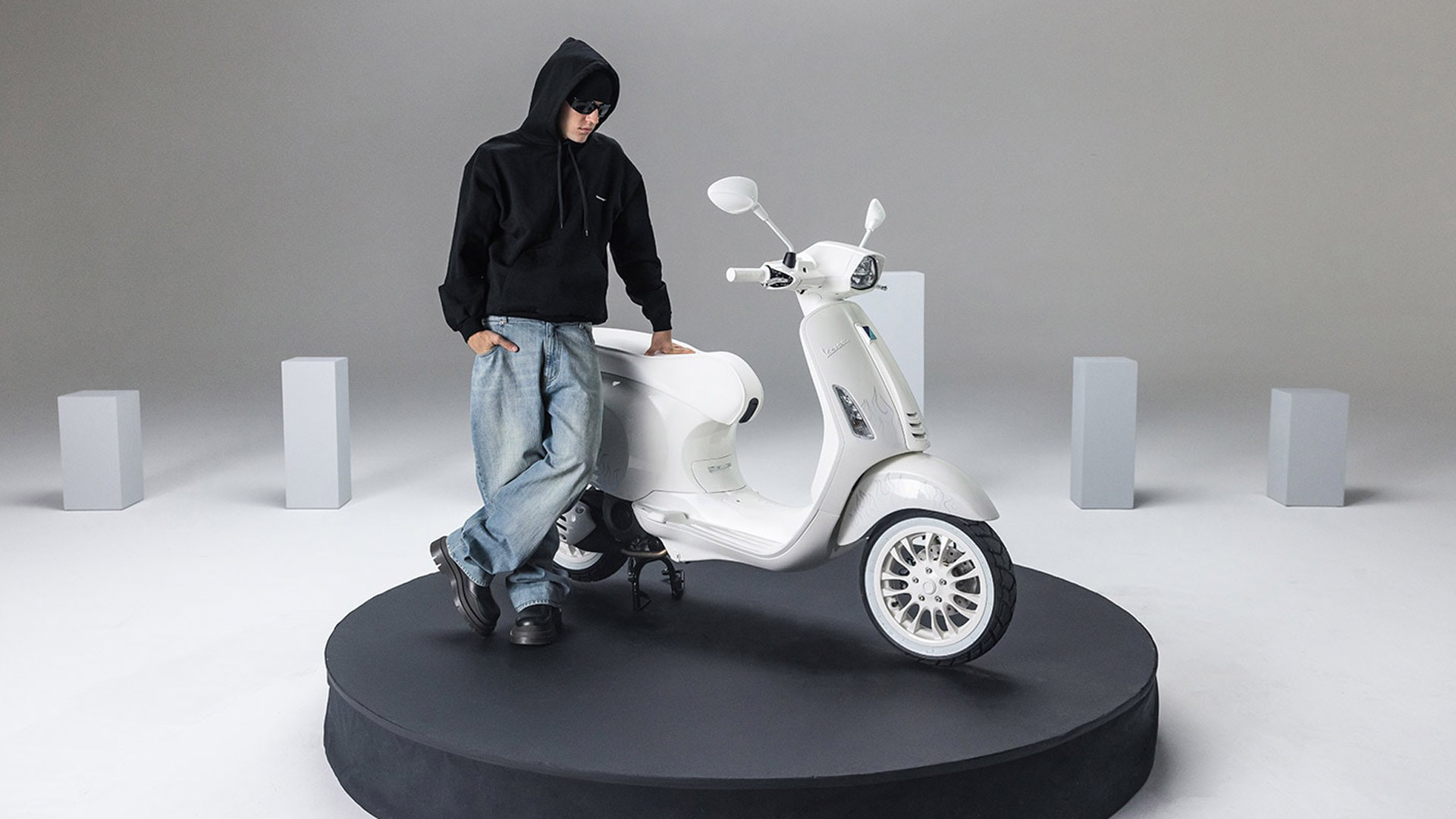 White Vespa Sprint Justin Bieber used, fuel Petrol and Automatic gearbox, 0  - 4.793 €